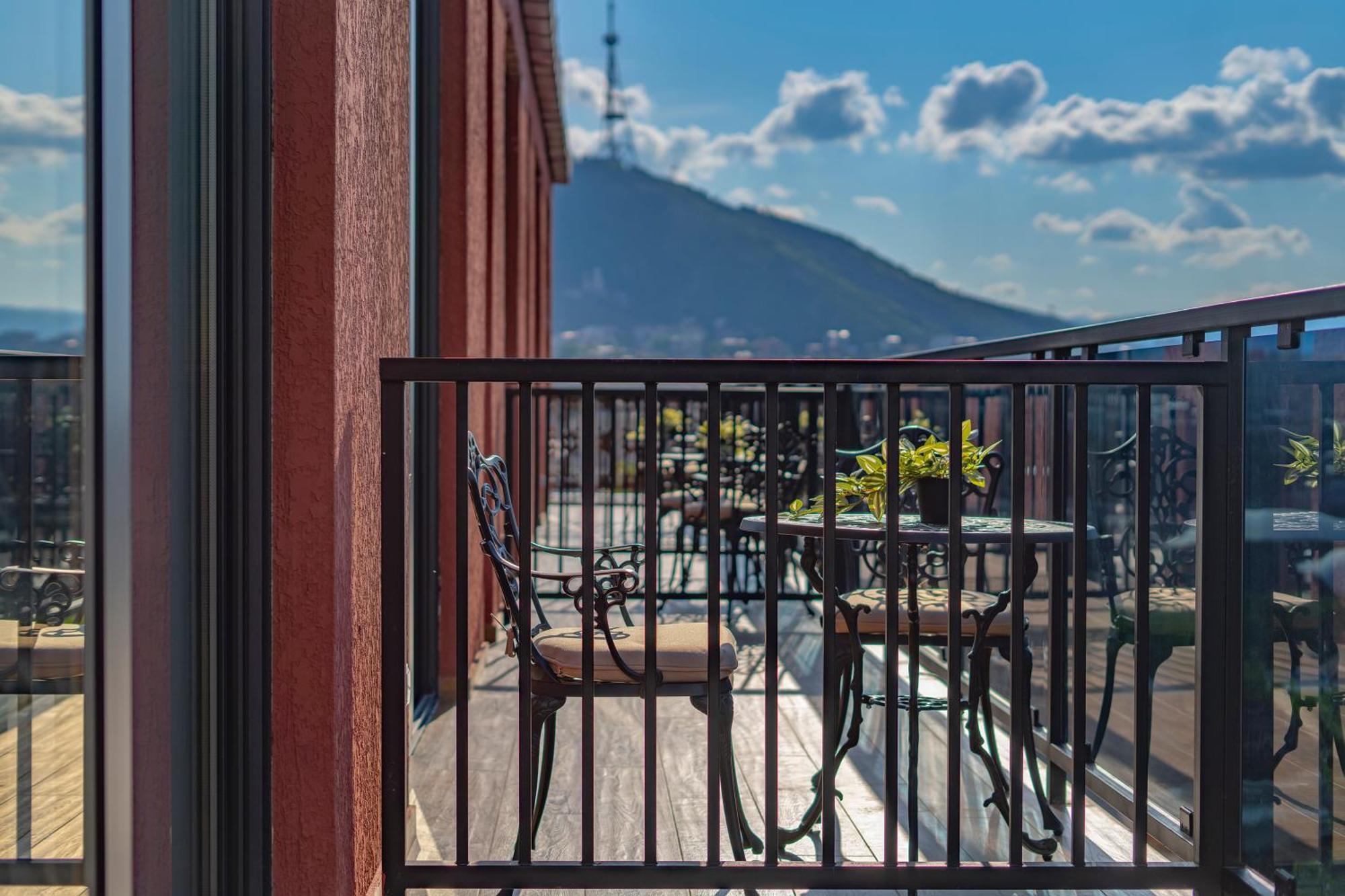 Iris Hotel Tbilisi ภายนอก รูปภาพ
