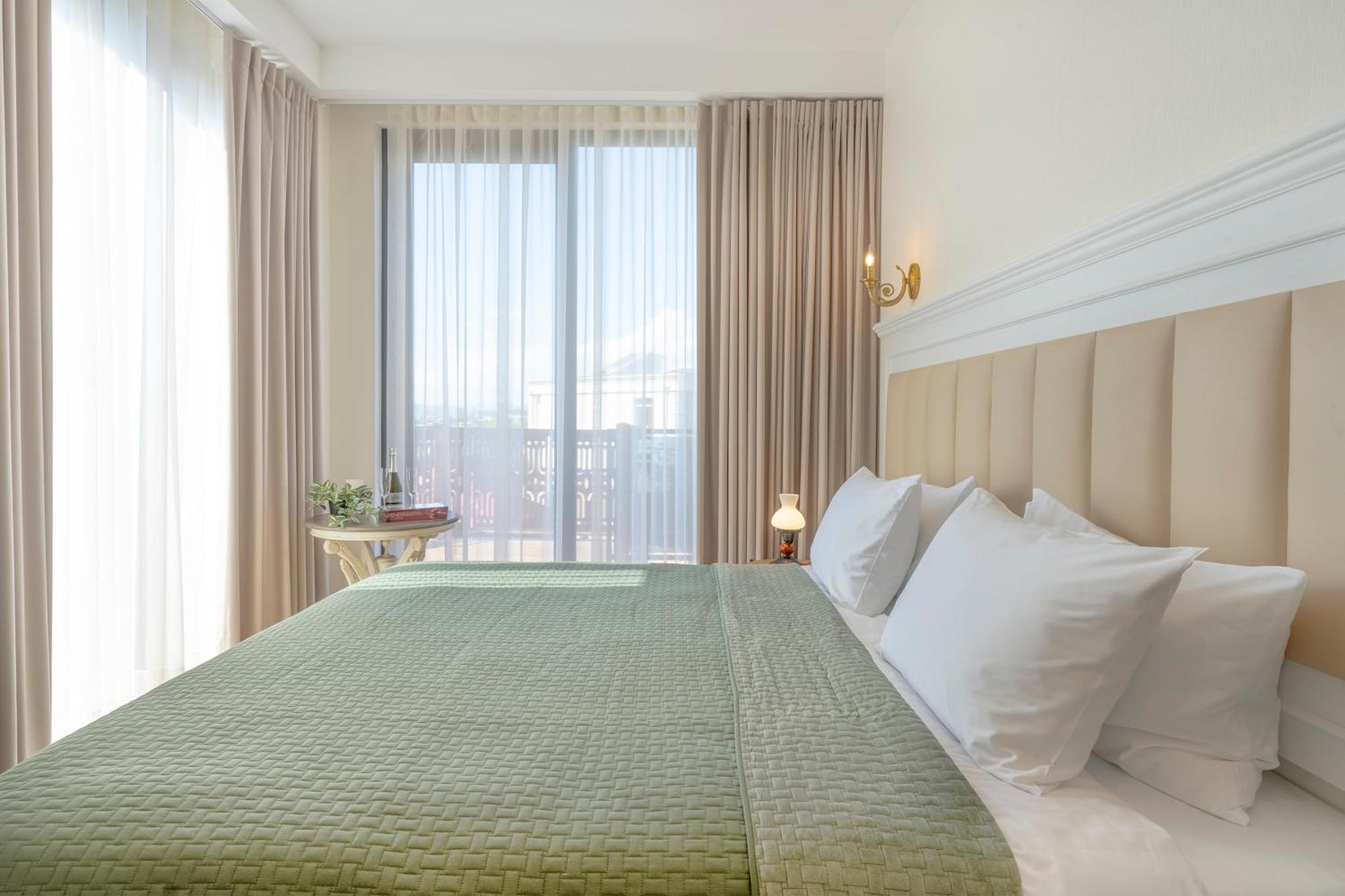 Iris Hotel Tbilisi ภายนอก รูปภาพ