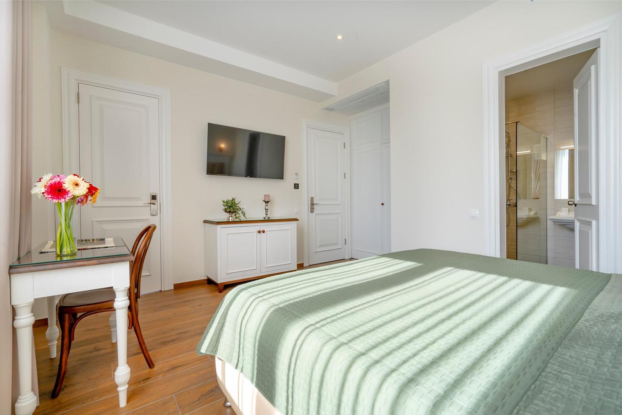 Iris Hotel Tbilisi ภายนอก รูปภาพ