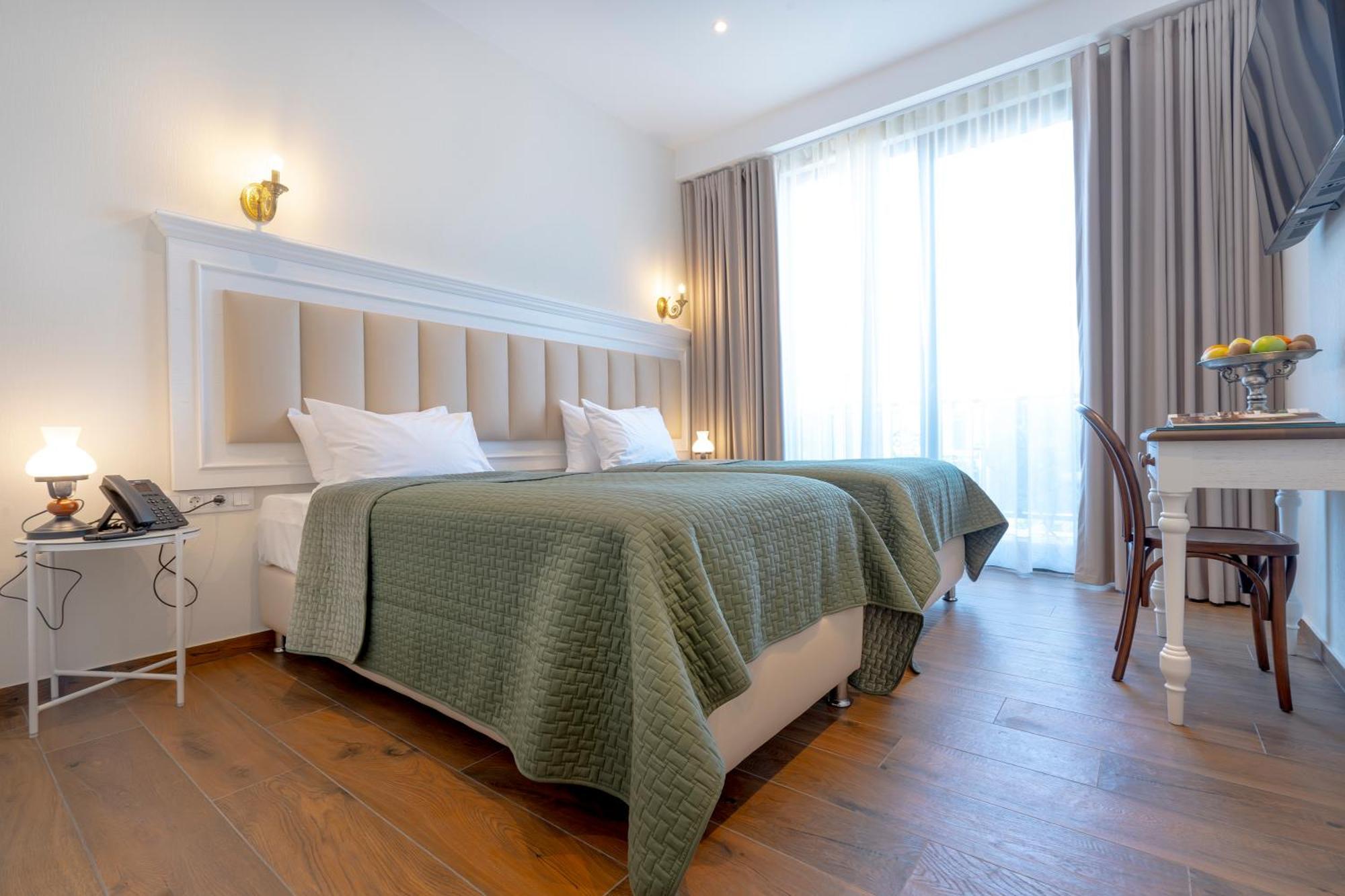 Iris Hotel Tbilisi ภายนอก รูปภาพ